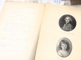 un livre ouvert posé sur une table, contenant des photos de femmes