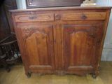 un meuble en bois surmonté d'une porte