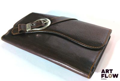 portefeuille en cuir avec une boucle métallique sur le devant
