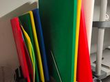 de nombreux classeurs de différentes couleurs posés sur une étagère dans une pièce