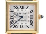 gros plan d'une montre avec des chiffres romains sur le cadran