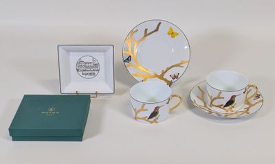 trois tasses et soucoupes ainsi qu'une boîte posées sur la table