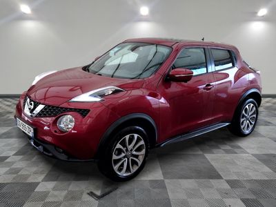le suv nissan juke rouge est garé sur un sol en damier