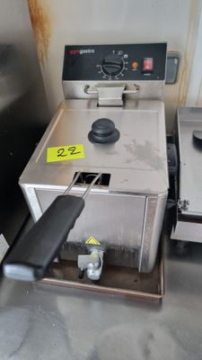 une photo d'une friteuse professionnelle posée sur un plan de travail