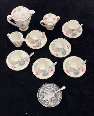 beaucoup de tasses et de soucoupes sur la table