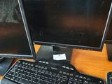 deux écrans d'ordinateur et un clavier sur un bureau