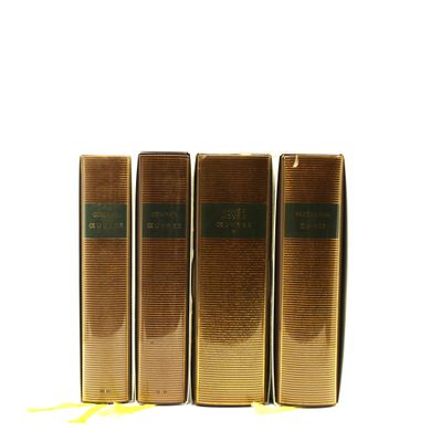 trois livres superposés sur une surface blanche