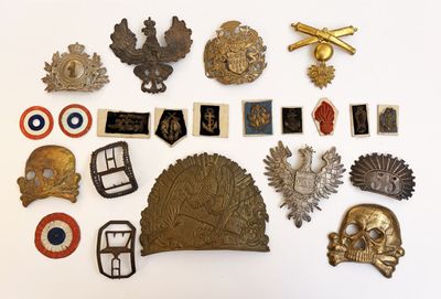 plusieurs types de badges sur une surface blanche