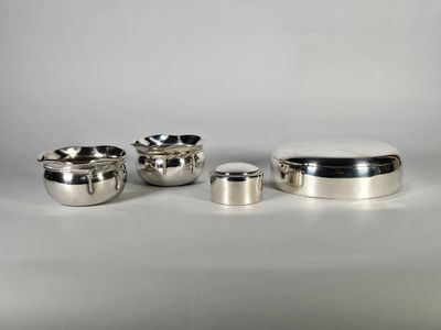 Lot de métal argenté comprenant deux boites circulaires, une…