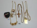 beaucoup de colliers et de bagues en or sur la table