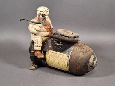 MICHELIN. Petit compresseur gonfleur, le personnage Bibendum… - Photo 1