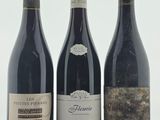 trois bouteilles de vin posées sur une table, l'une à côté de l'autre