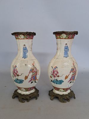 deux vases ornés de motifs asiatiques, posés sur une table