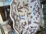 une vitrine en verre contenant des assiettes et des bols
