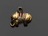 un pendentif en forme d'éléphant avec un diamant et un rubis dans la trompe