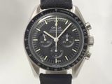 une image montrant un gros plan d'une montre-bracelet avec un bracelet noir