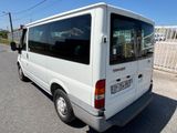 une camionnette blanche garée sur le bord de la route