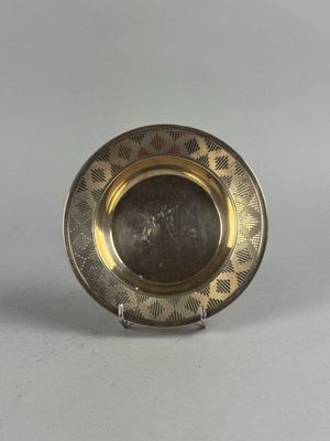 une image représentant une assiette en argent ornée d'un motif