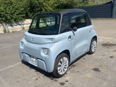 une petite voiture bleue garée dans un parking