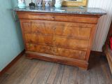 une commode en bois avec un plateau en marbre dans une chambre