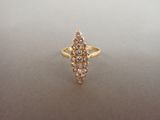 Gros plan sur une bague en or ornée de diamants