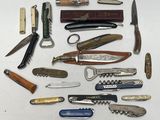 de nombreux types de couteaux différents et des couteaux sur la table