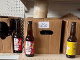 Plusieurs bouteilles de bière sont posées sur une étagère dans un magasin