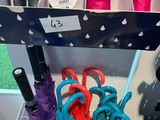 un présentoir de parapluies et d'autres articles dans un magasin