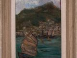 une peinture à l'huile représentant un bateau sur un plan d'eau, avec une montagne en arrière-plan