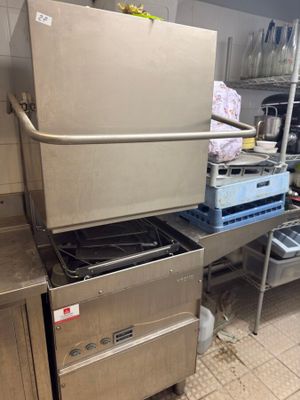 une cuisine équipée d'une cuisinière et d'un réfrigérateur