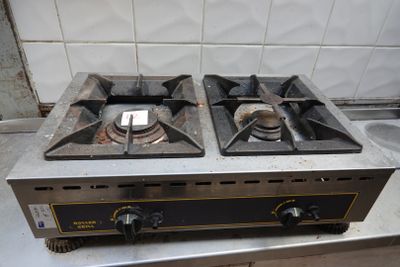 deux feux sur une cuisinière dans une cuisine