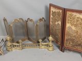 trois meubles anciens sont exposés sur une surface blanche