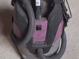 un aspirateur posé par terre