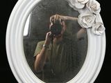 un homme se prenant en photo dans le miroir