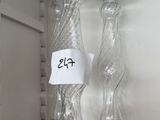 deux vases transparents posés sur une étagère, avec une étiquette de prix