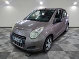 la photo d'une petite voiture garée dans un garage