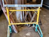 une petite table posée au milieu d'un garage