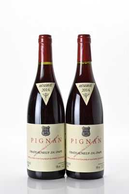 deux bouteilles de vin rouge posées l'une à côté de l'autre sur une surface blanche