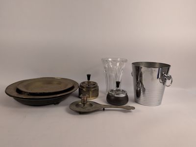un grand nombre d'objets posés sur une table