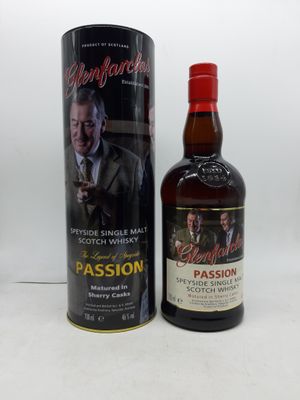 une bouteille de whisky posée à côté d'un bidon de vin