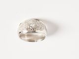 une image d'une bague en diamant sur une surface blanche