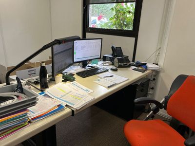 un bureau équipé d'un ordinateur et d'un moniteur