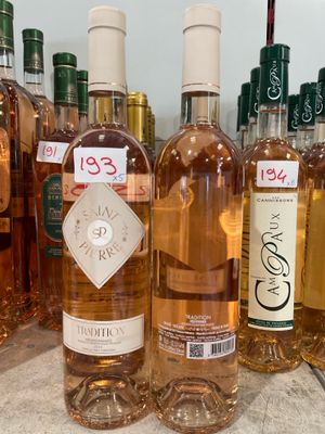 de nombreuses bouteilles de vin posées sur une table