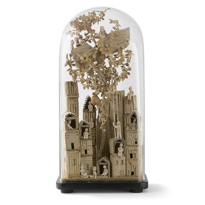 une cloche en verre sous laquelle figure l'image d'une ville