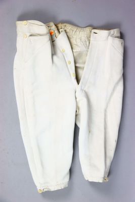 un vieux pantalon blanc posé sur une table