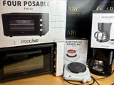 trois fours à micro-ondes posés sur une table