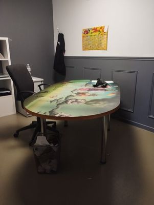 Un lot de mobilier de bureau comprenant :