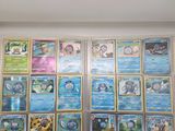 Il y a beaucoup de cartes Pokémon accrochées au mur dans cette pièce.