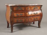 une commode en bois avec un plateau en marbre