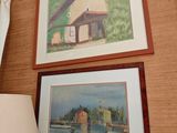 des tableaux accrochés au mur au-dessus d'une lampe et des tableaux accrochés au mur